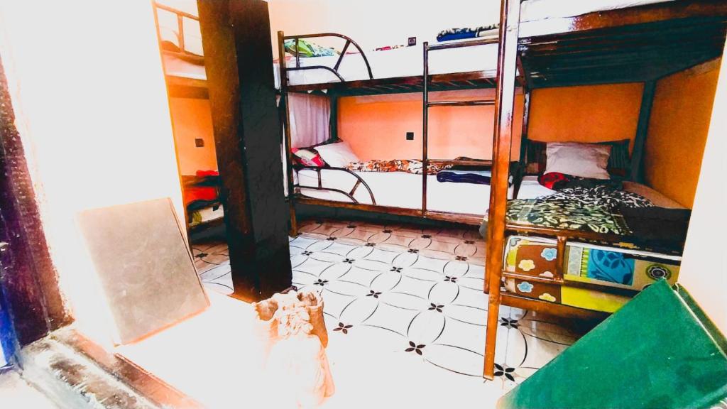 Palanda nebo palandy na pokoji v ubytování Kasbah Red Castel Hostel