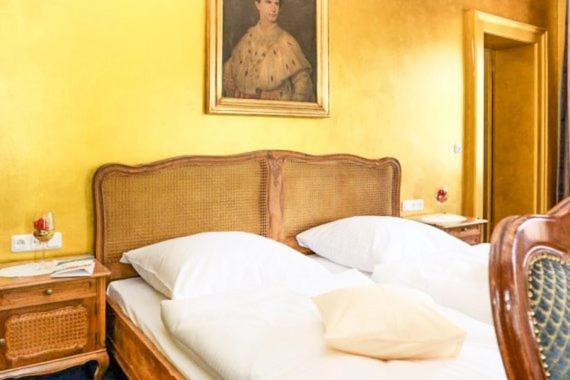 Postel nebo postele na pokoji v ubytování Klosterbräu Schlehdorf