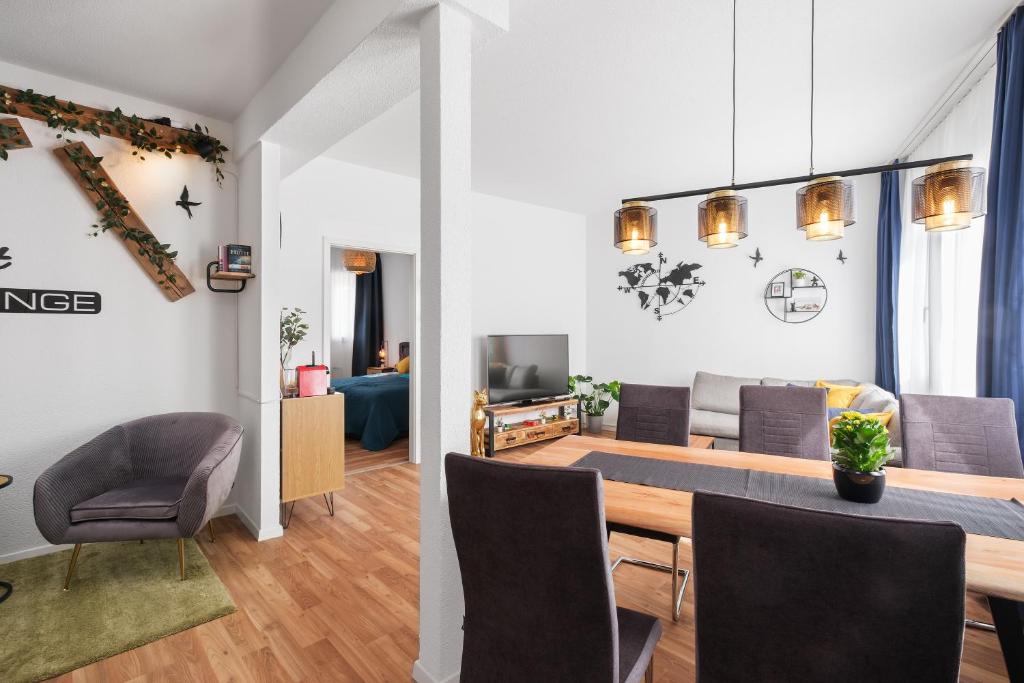 uma sala de estar com mesa e cadeiras em Spirit Apartments - Zentral am See - Parkplatz em Brienz