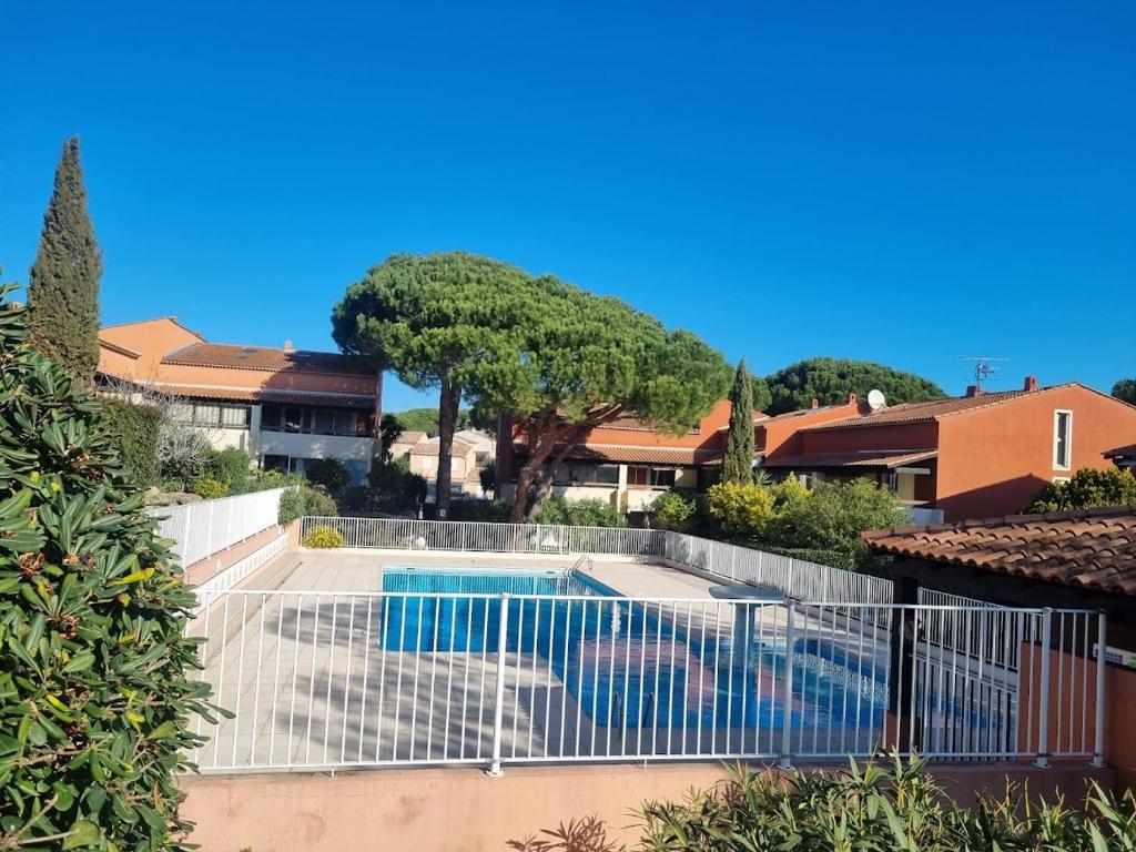 Photo de la galerie de l'établissement Charmant studio lumineux avec piscine CLIMATISATION, à Fréjus