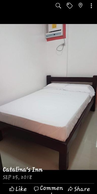 Postel nebo postele na pokoji v ubytování Catalinas inn