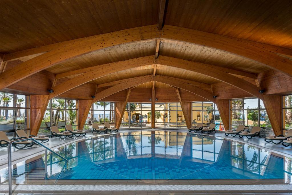 Bazén v ubytování Royal Savoy - Ocean Resort - Savoy Signature nebo v jeho okolí