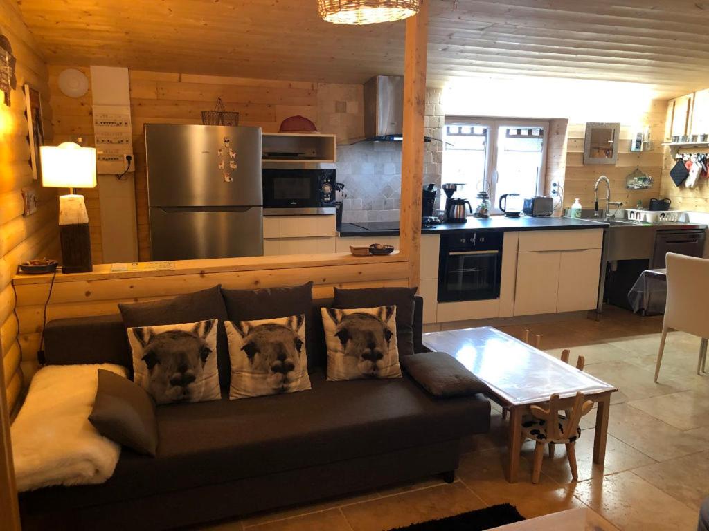 Lama-Gîte-des-Puys chalet écologique à 30km des pistes, visite aux lamas Charge VE - Three-Bedroom House