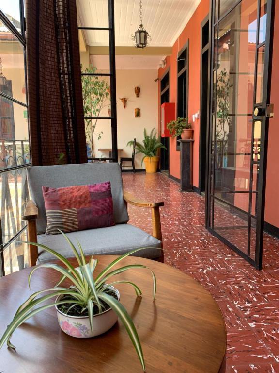 un soggiorno con divano e tavolo di Casa Elizabeth a Quetzaltenango