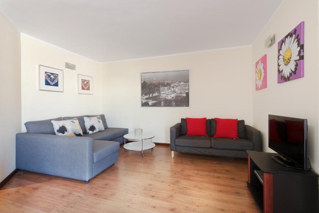 sala de estar con 2 sofás y TV en Apartamento Tarifa Sol, en Tarifa