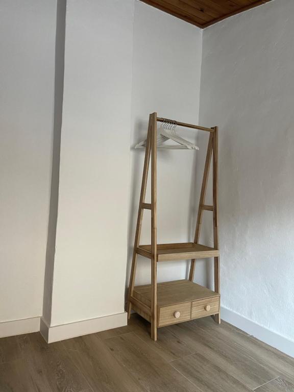 Palanda nebo palandy na pokoji v ubytování Carmela Apartment.