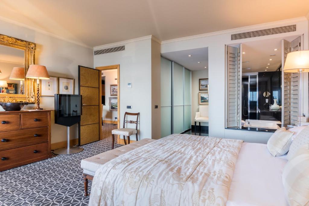 Postel nebo postele na pokoji v ubytování Royal Savoy - Ocean Resort - Savoy Signature