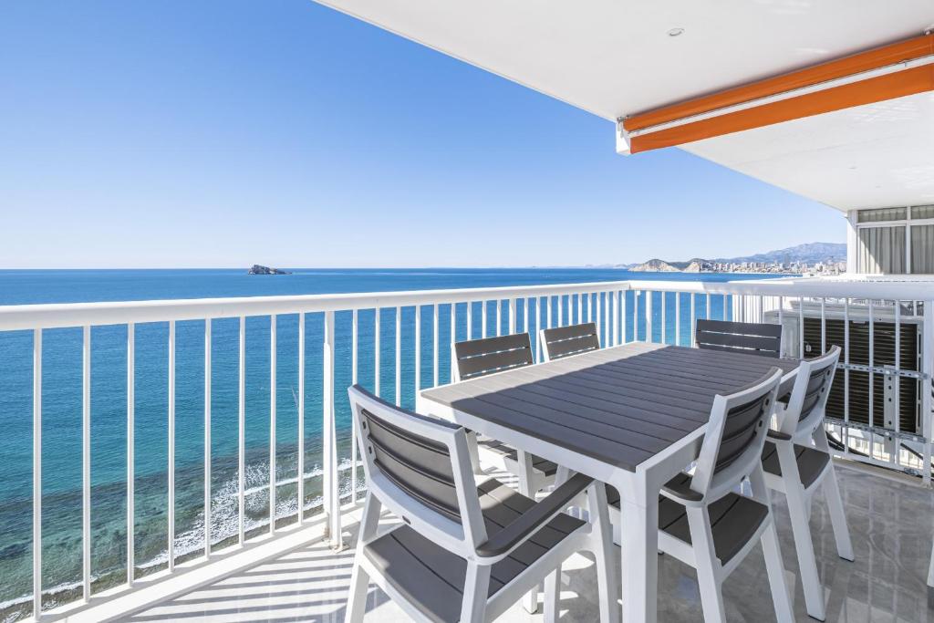 a table and chairs on a balcony overlooking the ocean at Veracruz 20-E in Benidorm