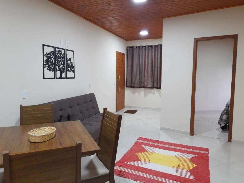 een woonkamer met een tafel en stoelen en een eetkamer bij Casa Aconchego visconde de Mauá in Itatiaia