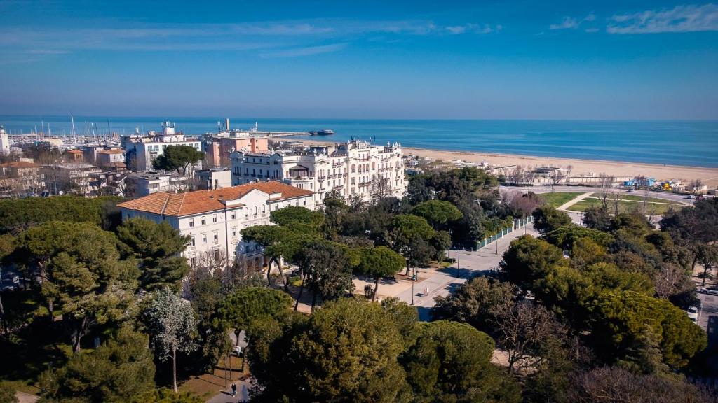 una vista aerea di una città e della spiaggia di Residenza Parco Fellini a Rimini