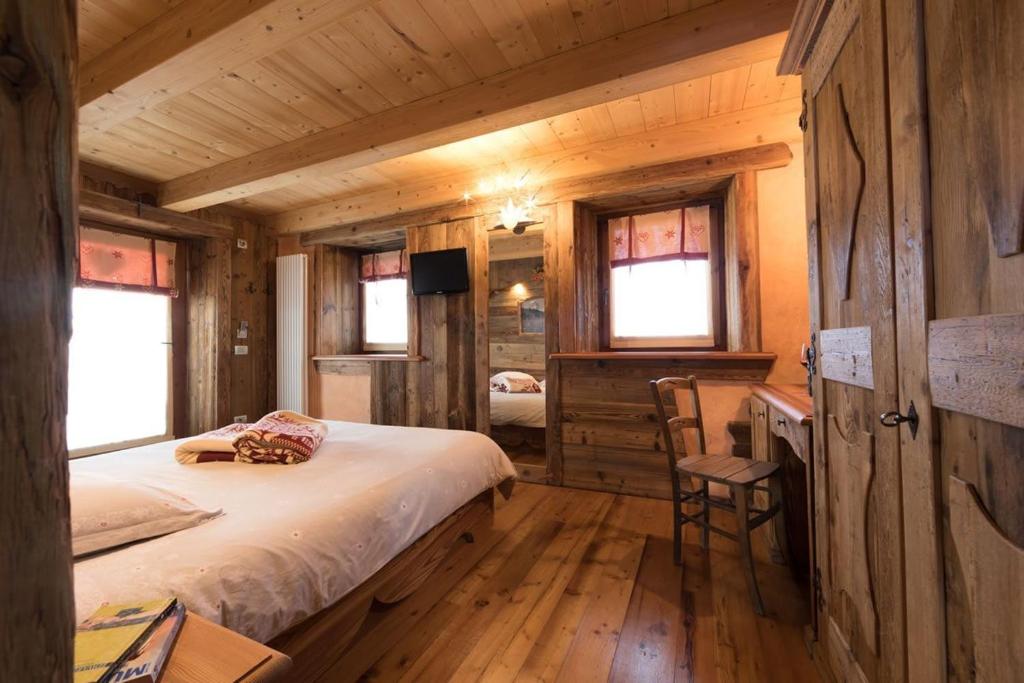 A bed or beds in a room at La Luge