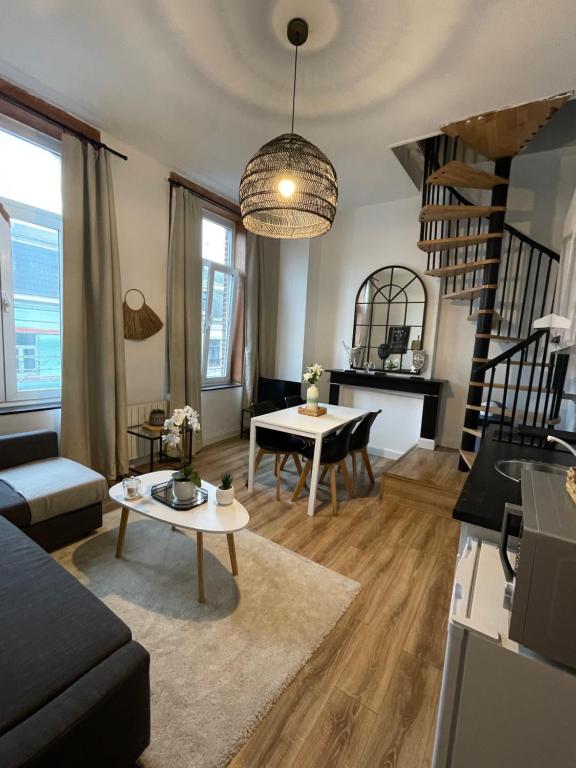 - un salon avec un canapé et une table dans l'établissement residence rogier afri, à Mons