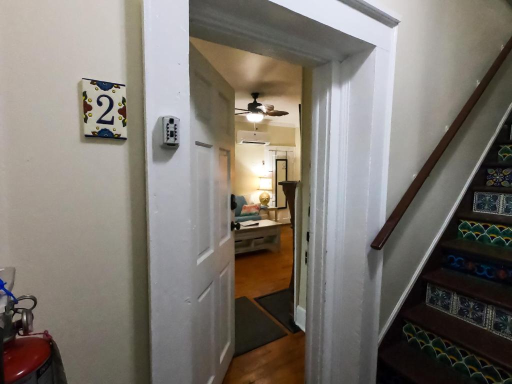 um corredor com uma porta branca e um estojo de escadas em Villa Mulvey #2 em St. Augustine