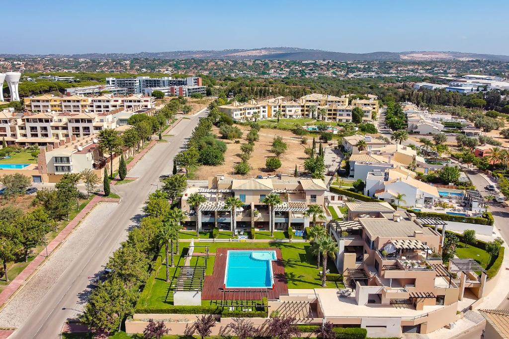 an aerial view of a residential estate with a swimming pool at Apartamento Janelas Oceano - Vilamoura in Quarteira