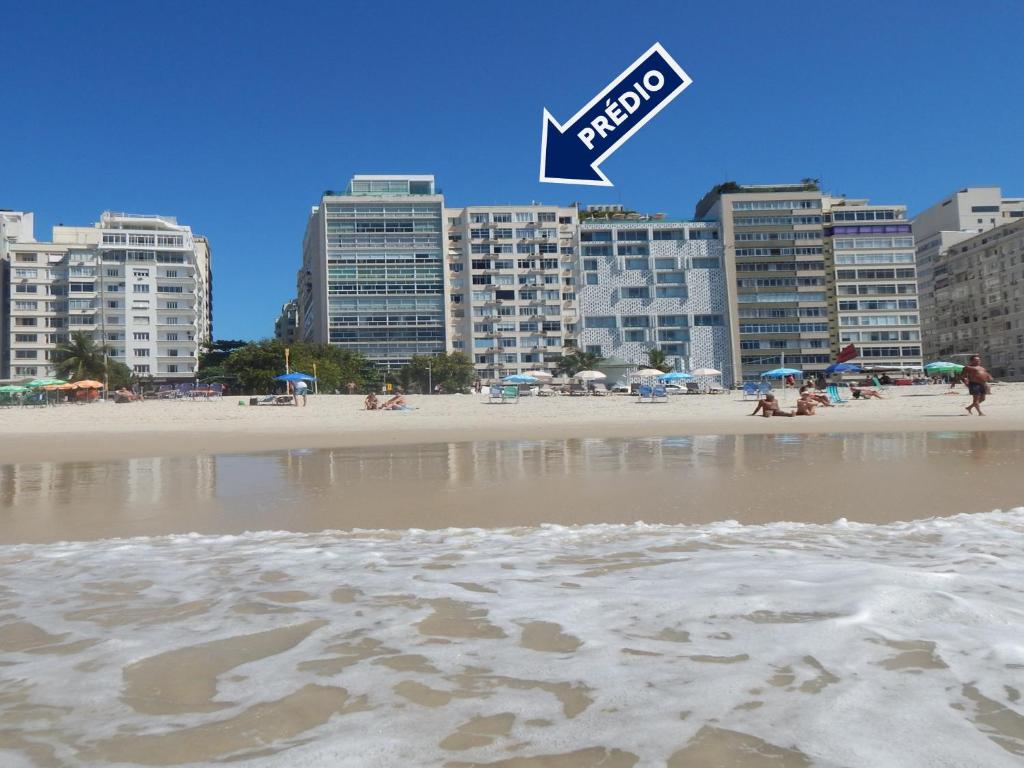 een uitzicht op een strand met gebouwen op de achtergrond bij Flat Atlântica na Orla de Copacabana POSTO 6 in Rio de Janeiro