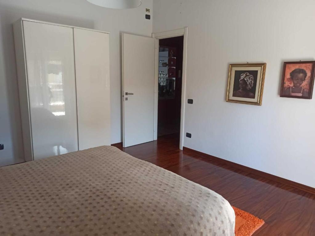 - une chambre avec des murs blancs et un lit dans l'établissement Open house, à Campofelice di Roccella