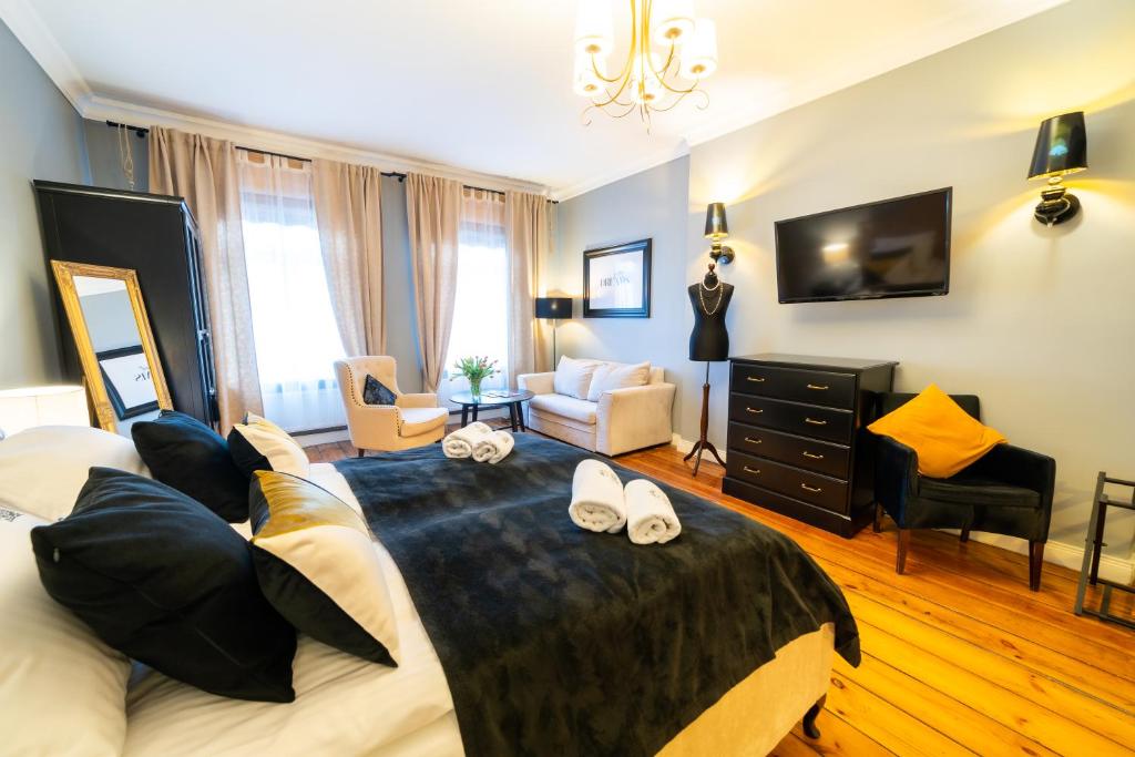 Televízia a/alebo spoločenská miestnosť v ubytovaní Apartamenty Pod Zegarem