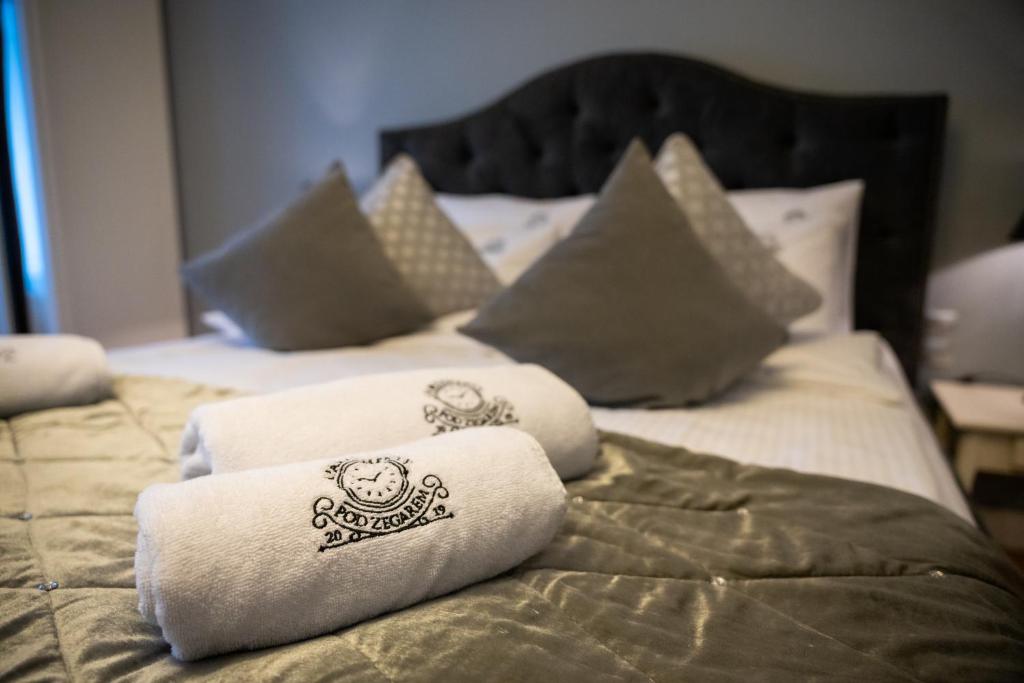 Posteľ alebo postele v izbe v ubytovaní Apartamenty Pod Zegarem