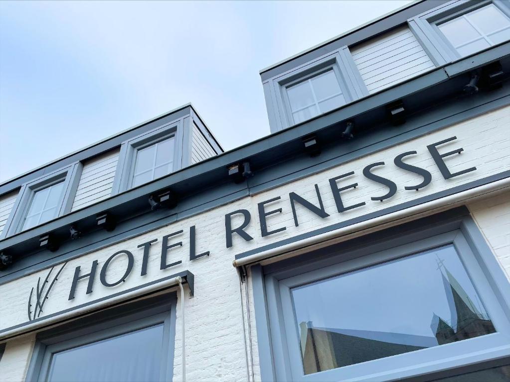 ein Hotel-Erneuerungsschild an der Seite eines Gebäudes in der Unterkunft Hotel Renesse in Renesse