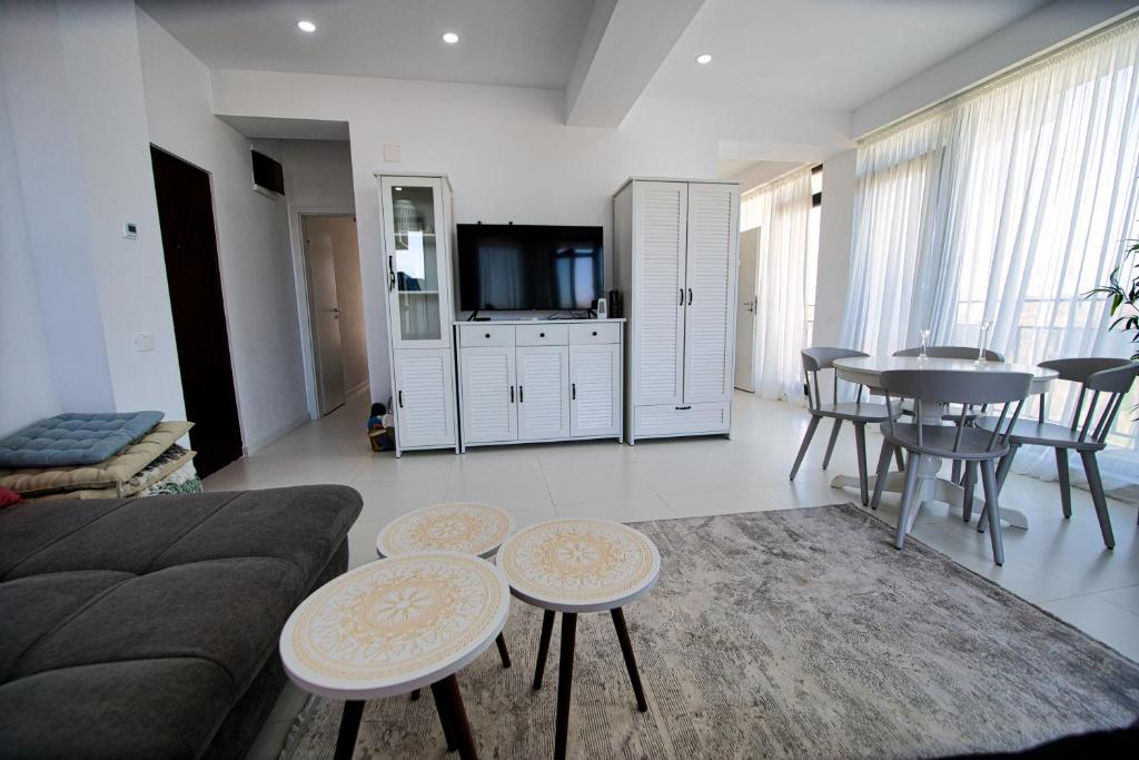 TV a/nebo společenská místnost v ubytování Oxygen Residence Sea View 38