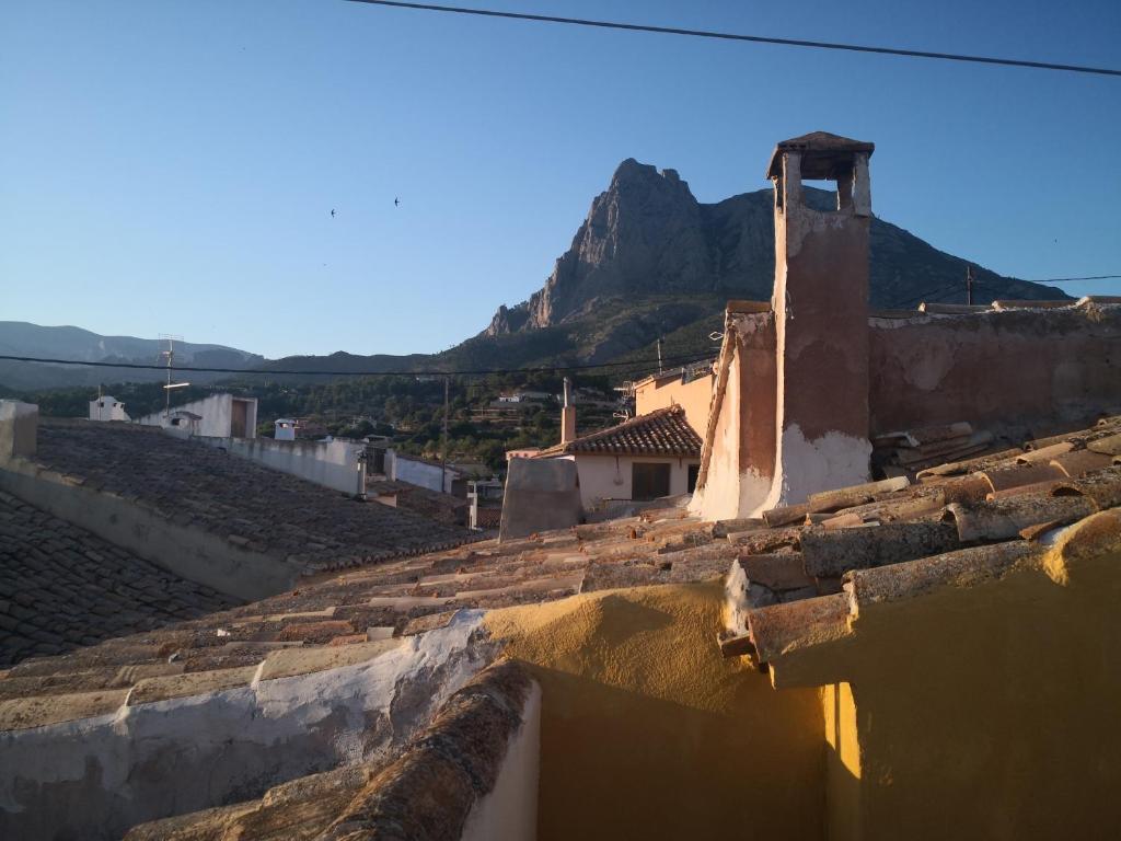 a view from the roof of a building with a mountain in the background at Casa en el centro del pueblo de Finestrat in Finestrat