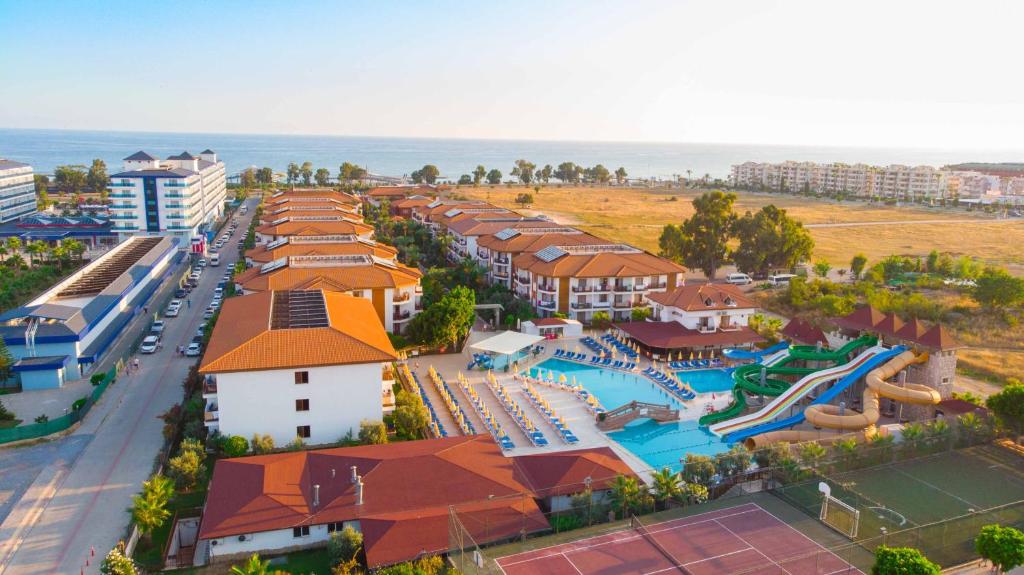 una vista aérea de un complejo con piscina en Eftalia Holiday Village, en Konaklı
