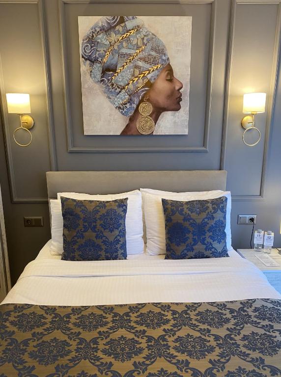 A bed or beds in a room at 12 rooms hotel
