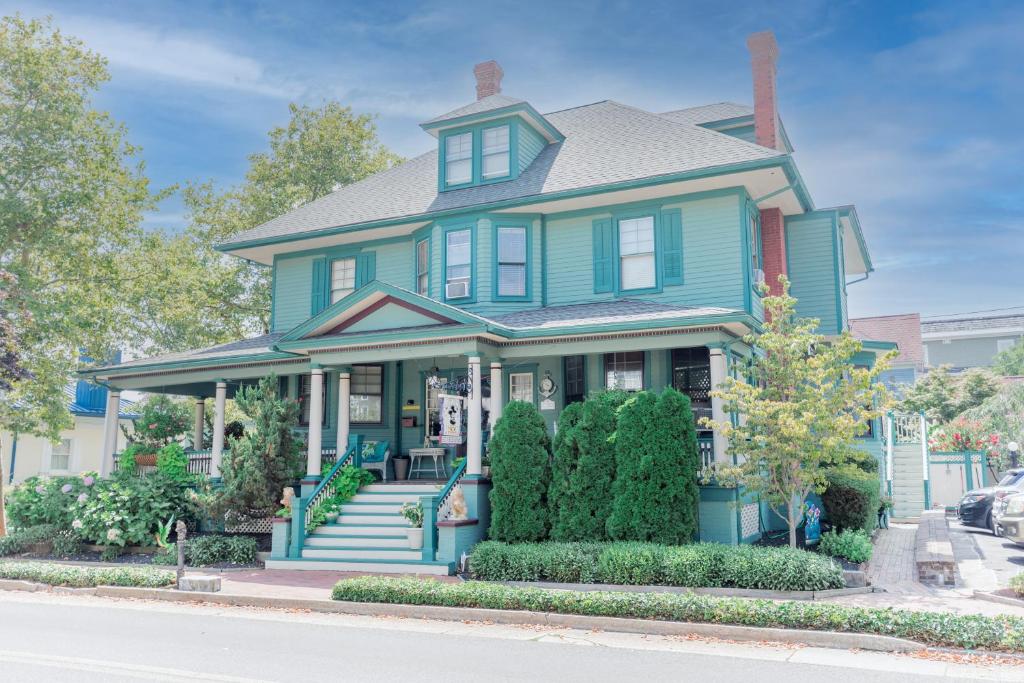 una casa blu con finiture verdi su una strada di Captain Mey's Inn a Cape May