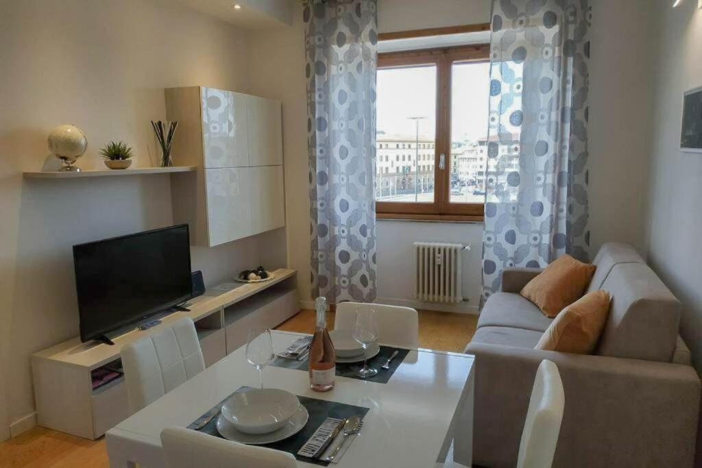 een woonkamer met een bank en een tafel bij Shelley Apartment in Florence