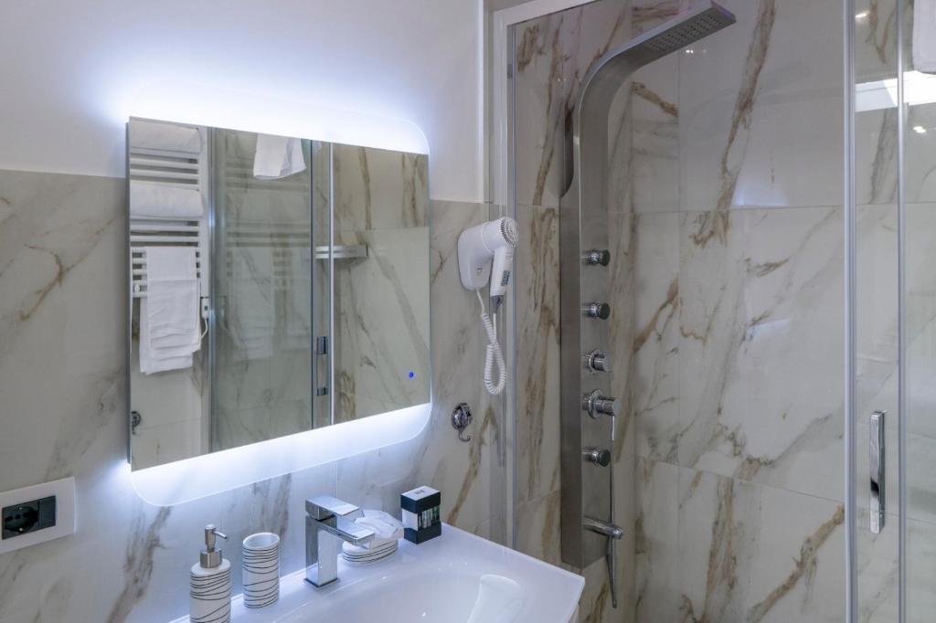 Royal Boutique Napoli - Resim 37