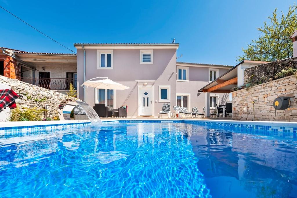 Basen w obiekcie Holiday Home Fradelani lub w pobliżu