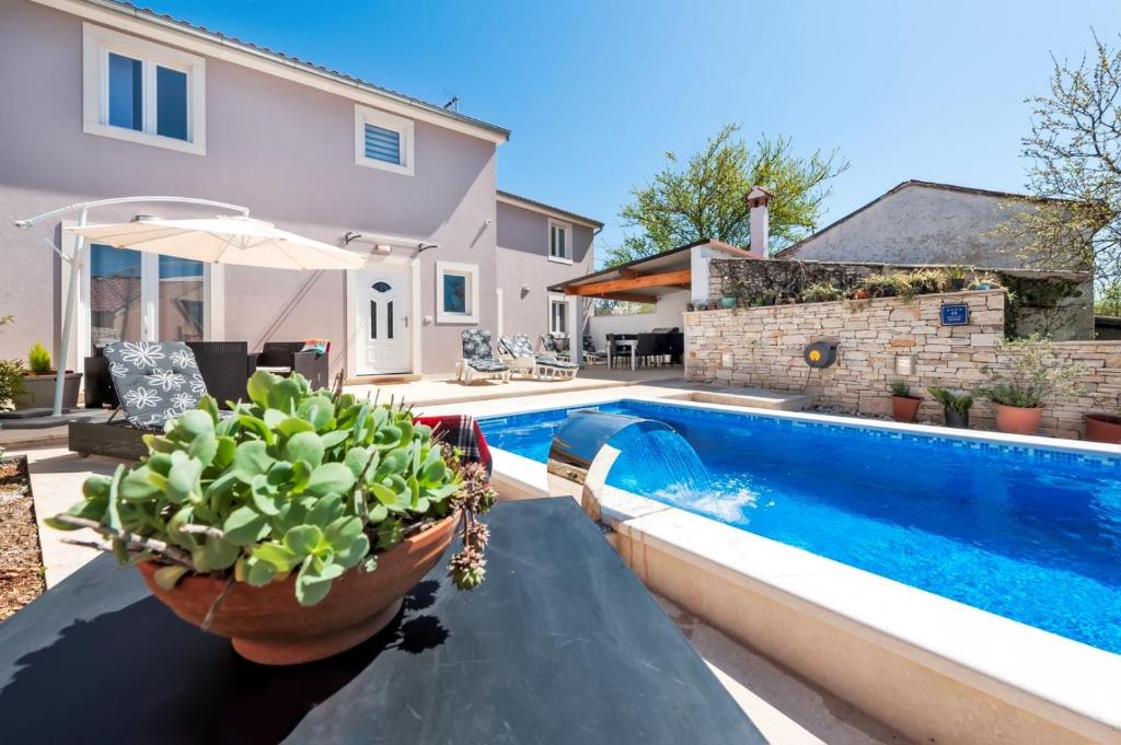 Basen w obiekcie Holiday Home Fradelani lub w pobliżu
