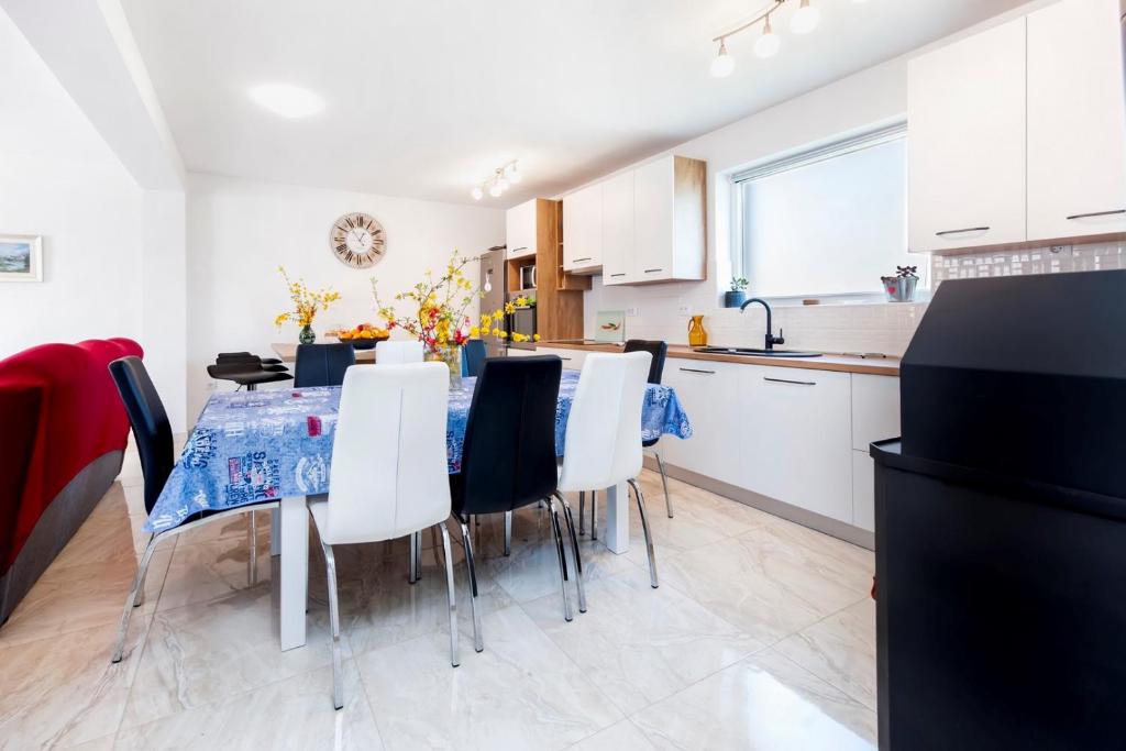 Kuchnia lub aneks kuchenny w obiekcie Holiday Home Fradelani