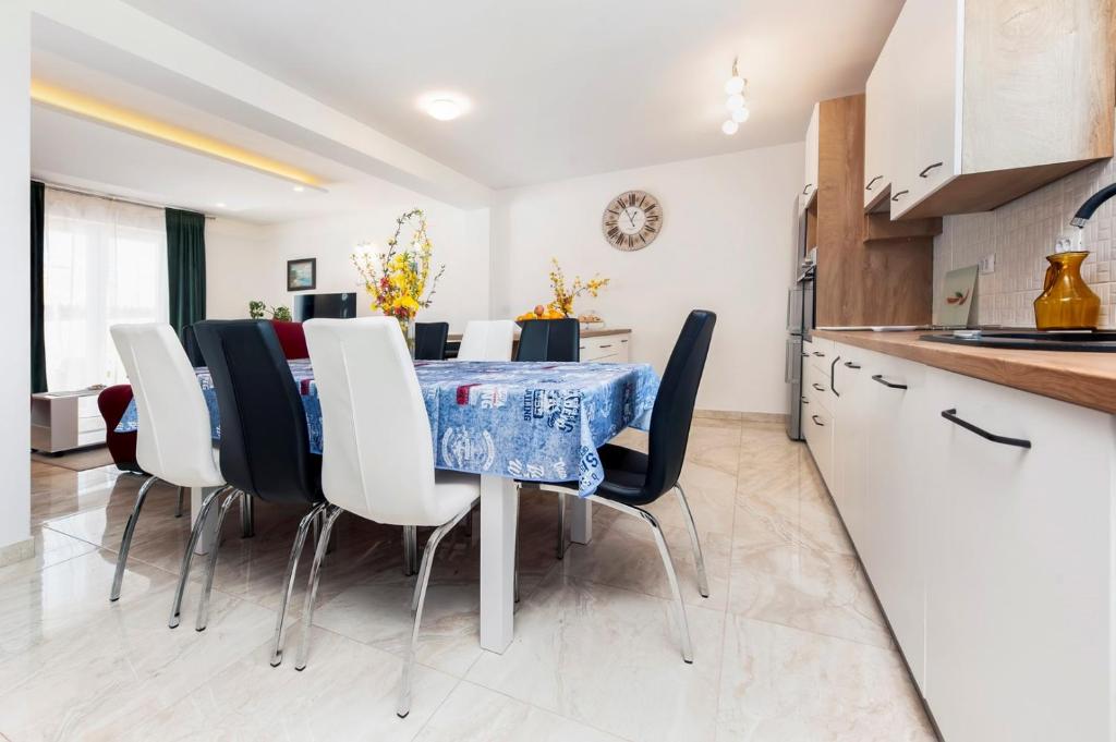 Kuchnia lub aneks kuchenny w obiekcie Holiday Home Fradelani