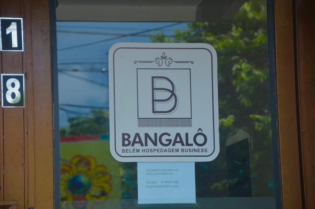 a sign on the door of a building at Studio Bangalô Belém Hospedagem in Belém