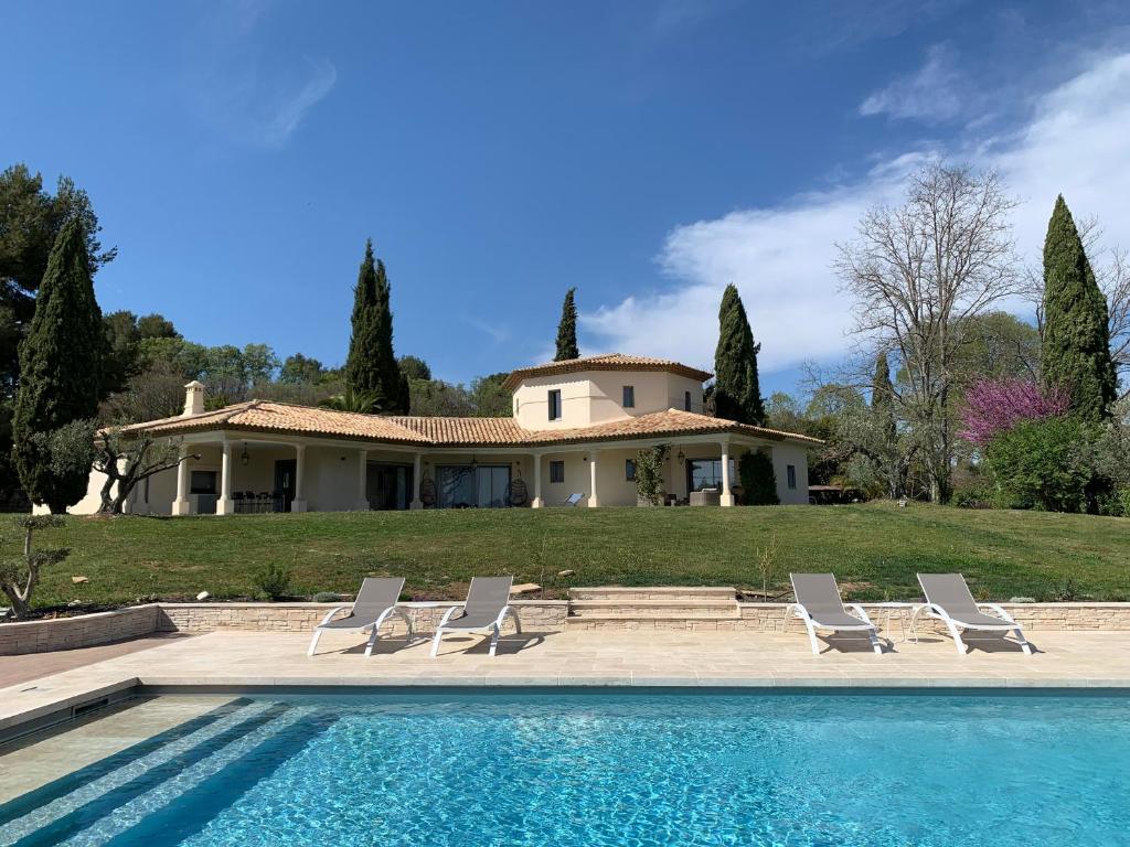 une maison avec une piscine en face d'une maison dans l'établissement La Parenthese Saint Donat, à Aix-en-Provence