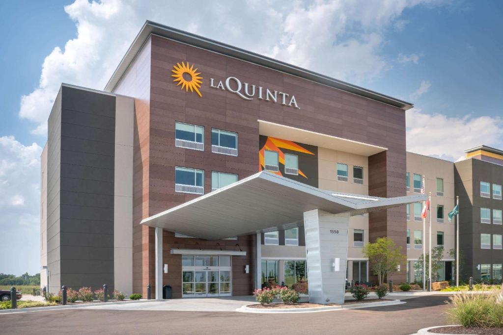 un edificio de hotel con una señal de sol en él en La Quinta by Wyndham West Memphis en West Memphis