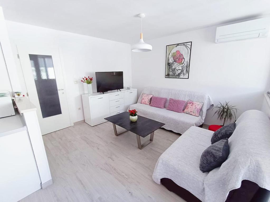 - un salon avec un canapé et une table dans l'établissement Apartment Glavarić, à Omiš