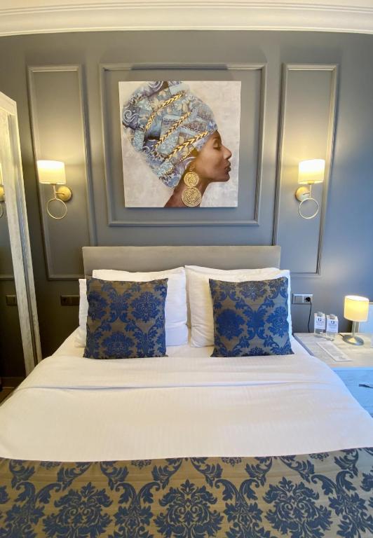 A bed or beds in a room at 12 rooms hotel