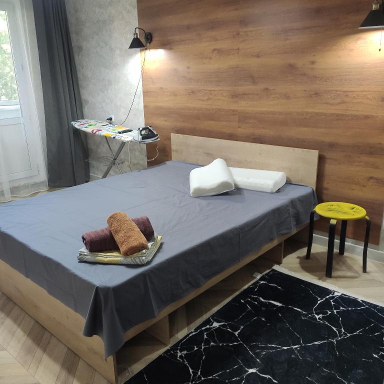 Ein Bett oder Betten in einem Zimmer der Unterkunft ВИП квартира