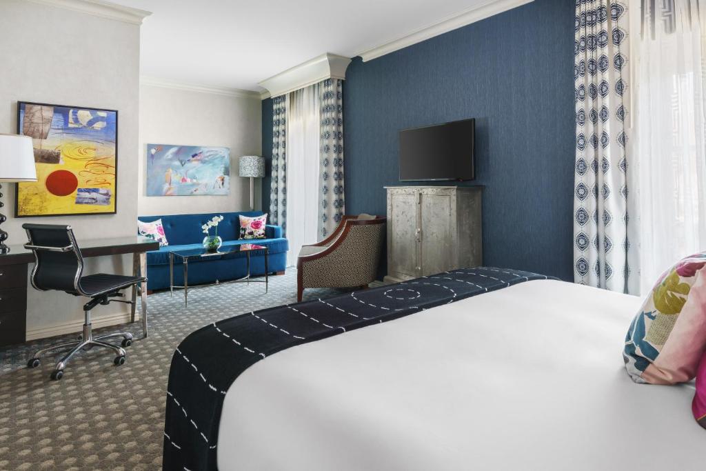ein Hotelzimmer mit einem Bett und einem Schreibtisch in der Unterkunft The Marker Union Square San Francisco in San Francisco