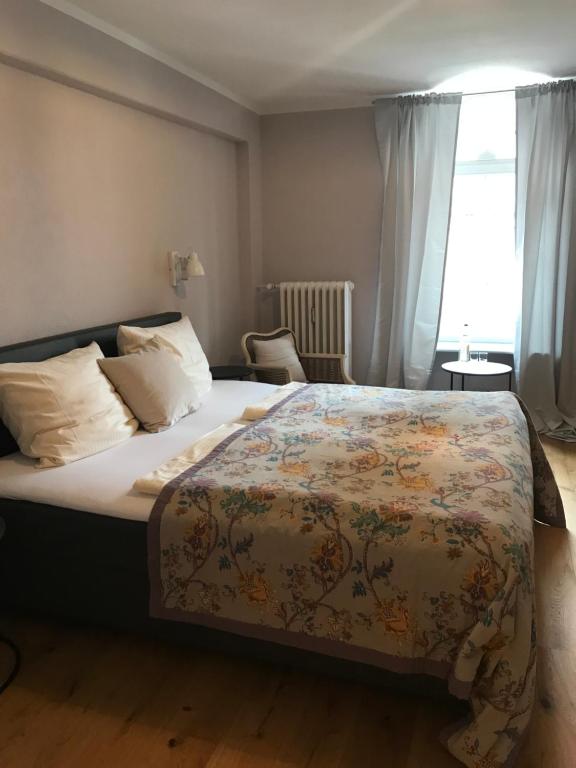 een slaapkamer met een groot bed met een bloemendeken bij Augusta Trarbach in Traben-Trarbach