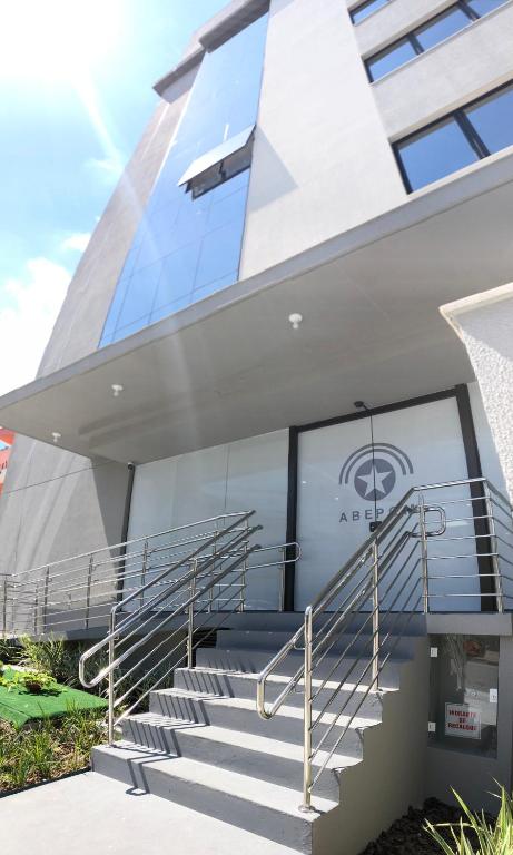 un edificio con escaleras delante de un edificio en Edifício ABEPOM, en Florianópolis