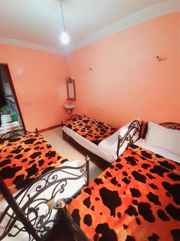Postel nebo postele na pokoji v ubytování Hotel salem leksor