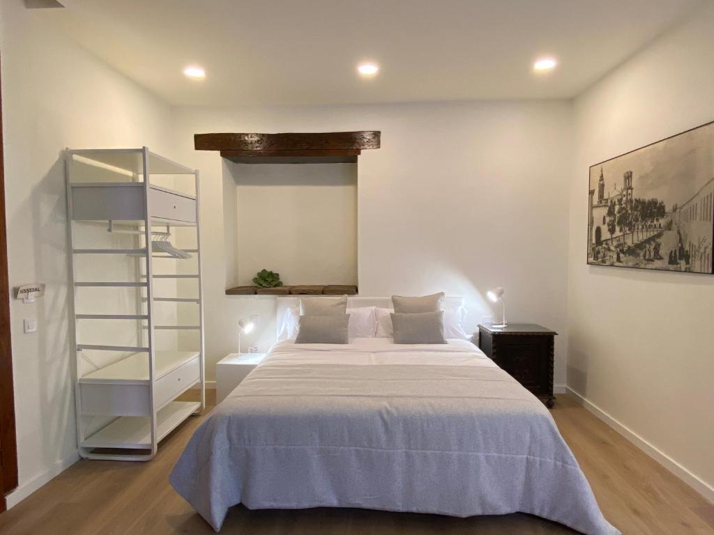 Nava Suites 객실 침대
