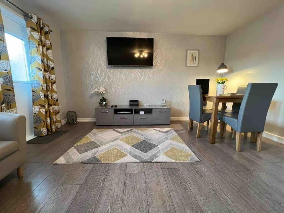 TV a/nebo společenská místnost v ubytování Modern 2 Bed Apartment