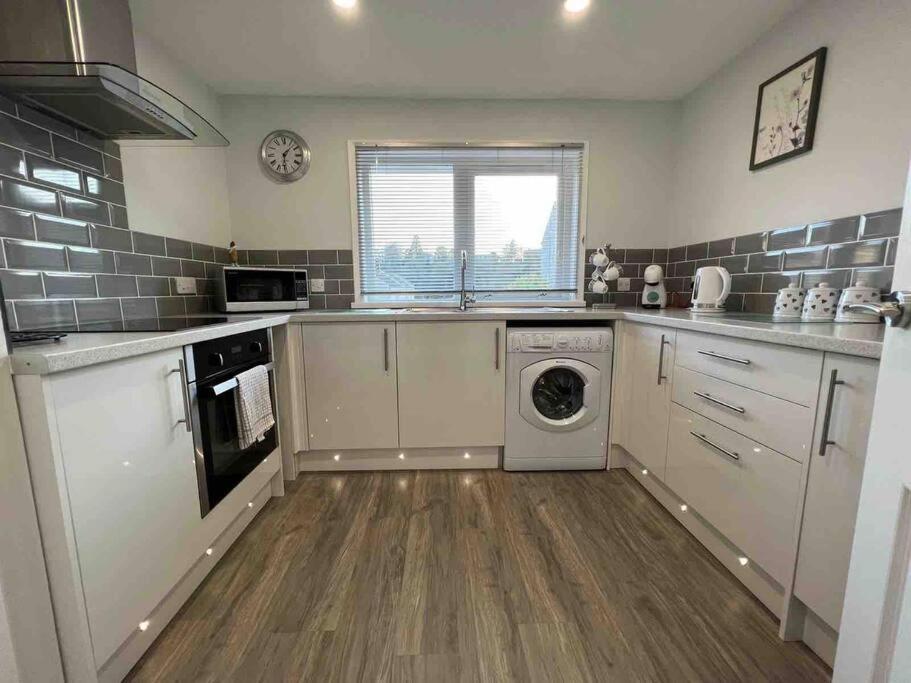 Kuchyň nebo kuchyňský kout v ubytování Modern 2 Bed Apartment