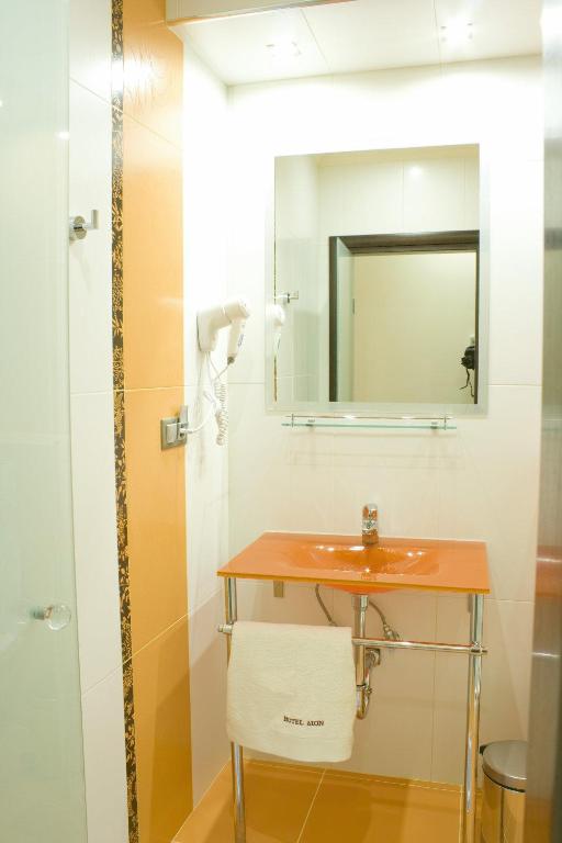 Koupelna v ubytování Dion Hotel