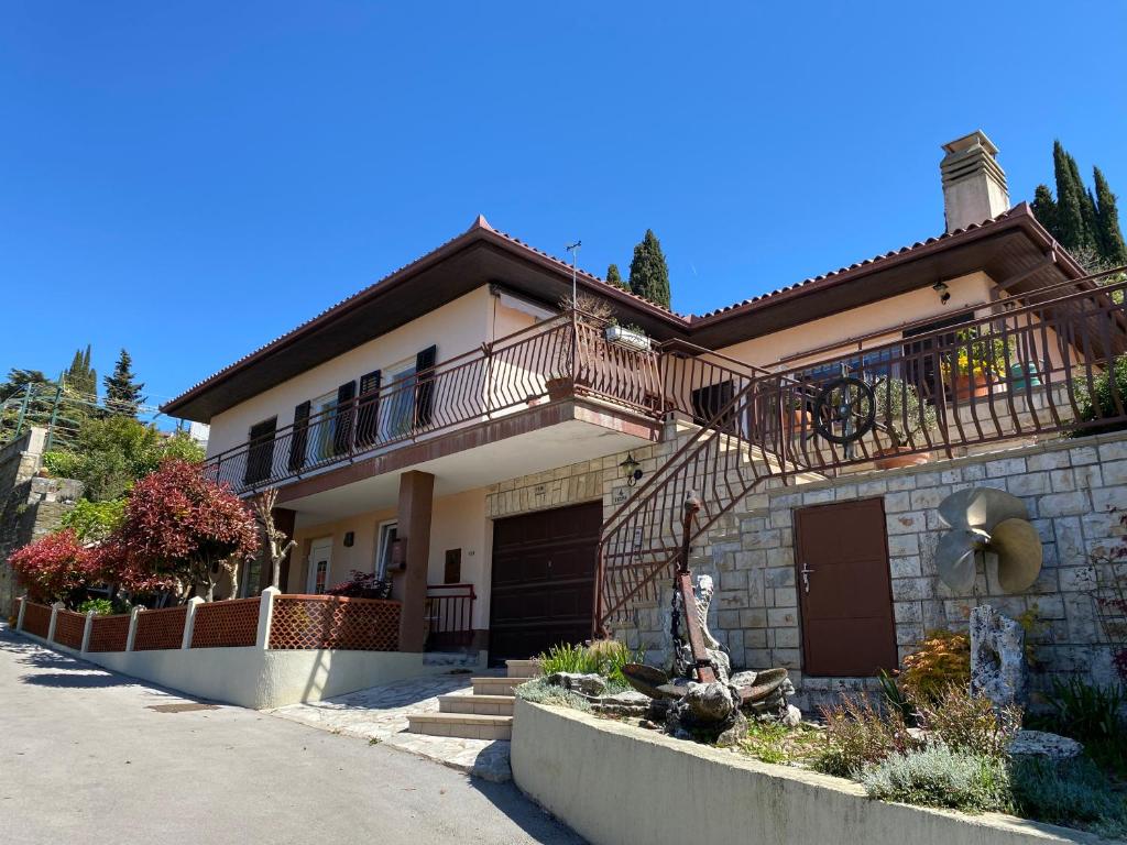 Una casa grande con un balcón en la parte superior. en Captain's apartment, en Portorož