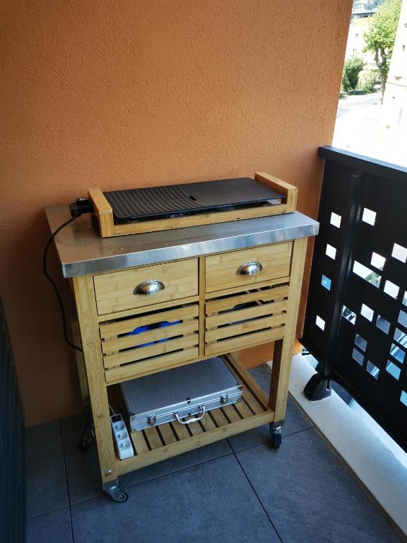 a wooden table with a grill on top of it at appartement carqueiranne le port in Carqueiranne